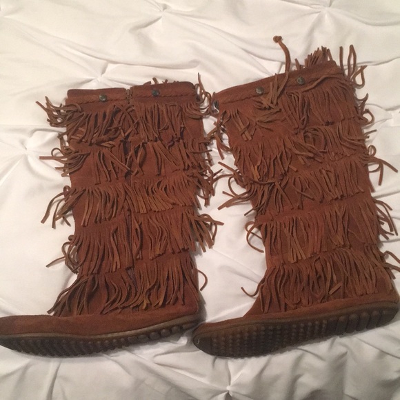 Minnetonka fringe boots - Picture 4 of 14